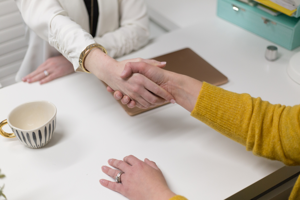 Étudiant en entretien de stage dans une entreprise